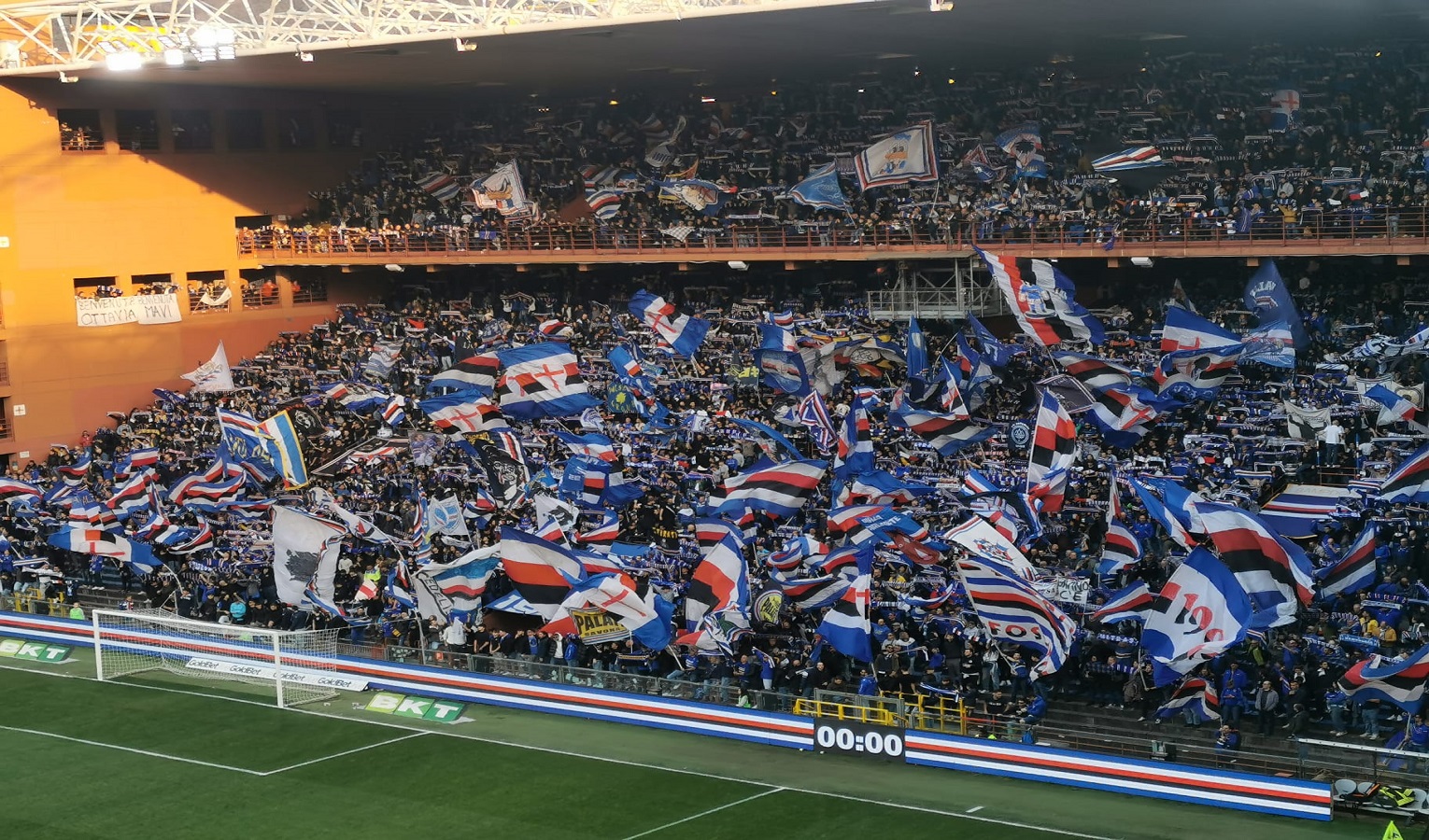 I tifosi della Sampdoria sventolano le bandiere blucerchiate allo stadio