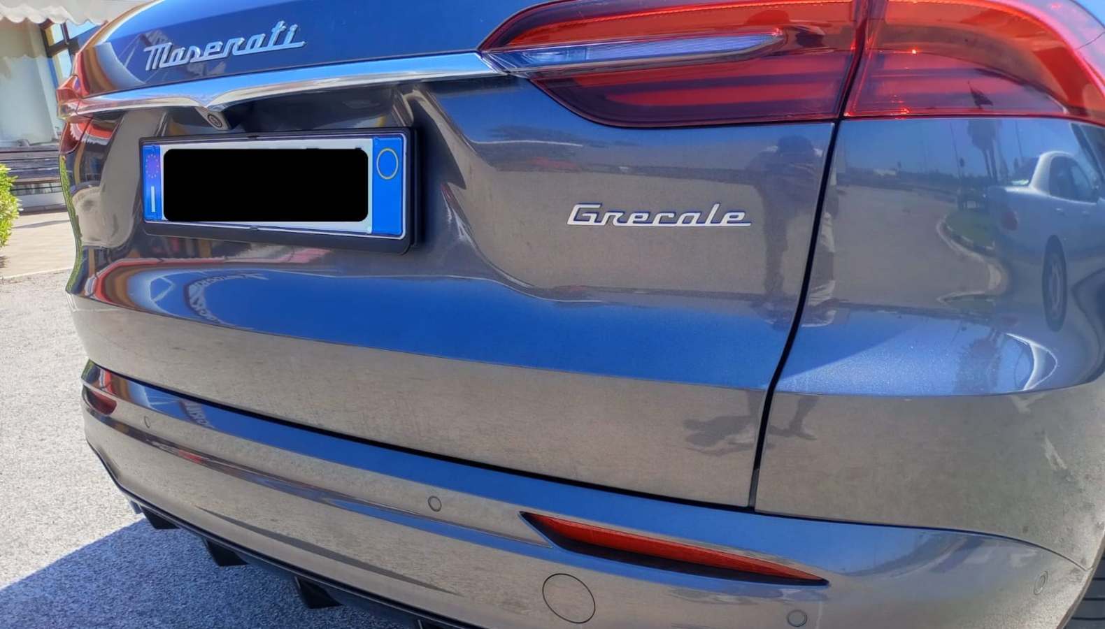 Auto di lusso rubate in Italia e vendute all'estero tramite il porto di Genova: due arresti