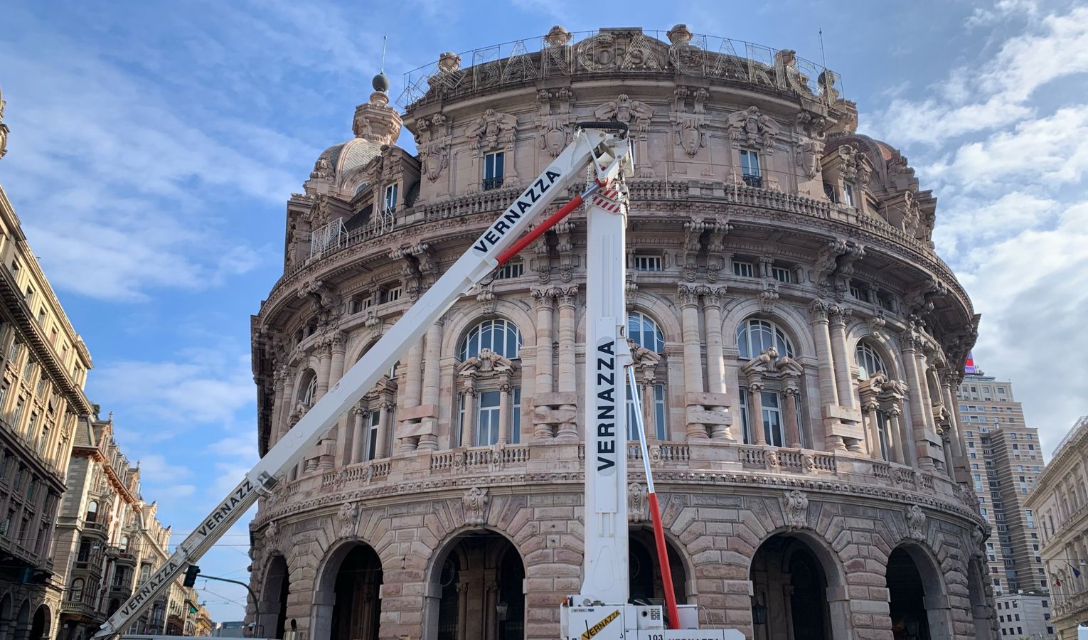 Addio alla grande insegna Banca Carige a De Ferrari: arriva quella di Bper