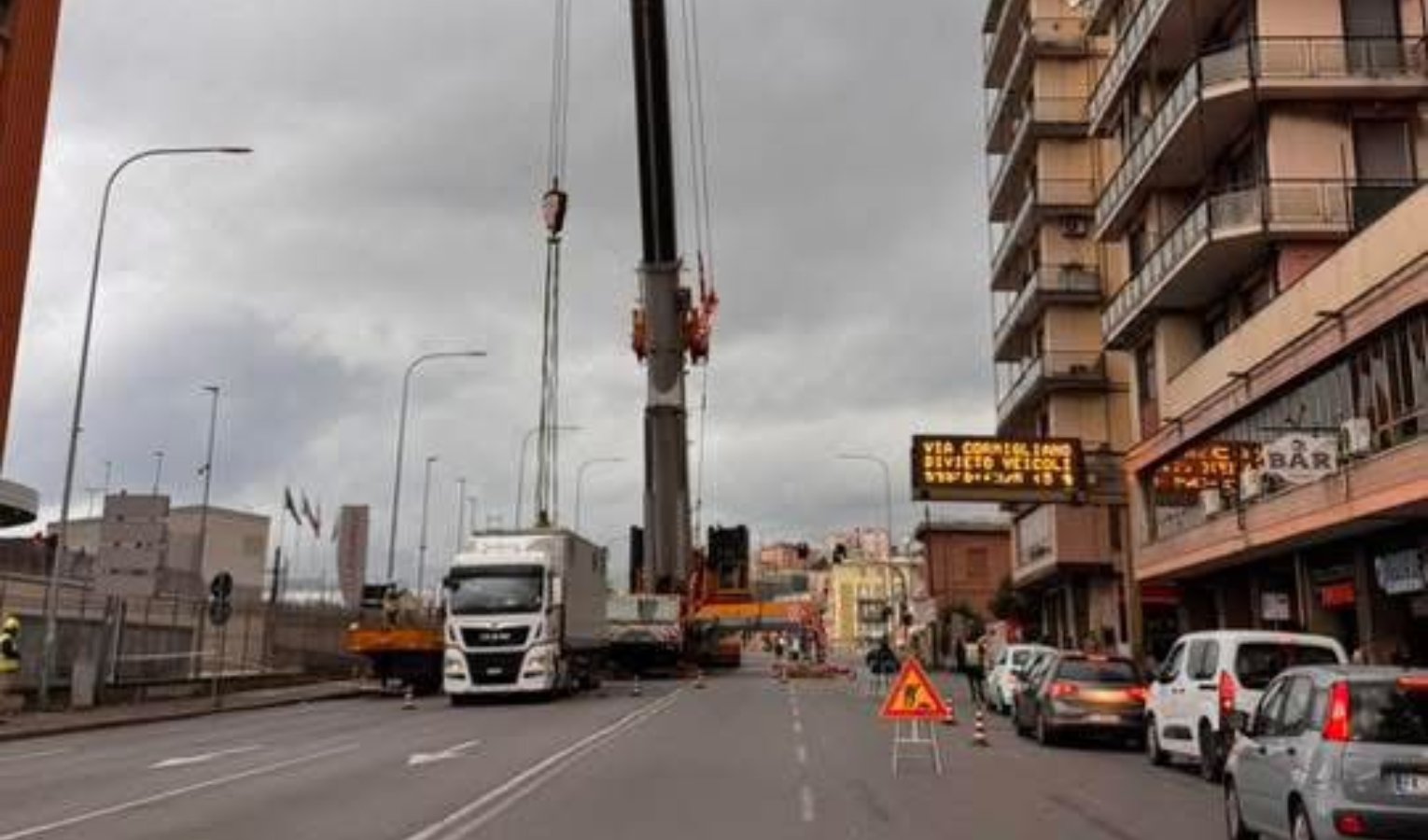 Gru in via Pieragostini: disagi al traffico nel ponente di Genova