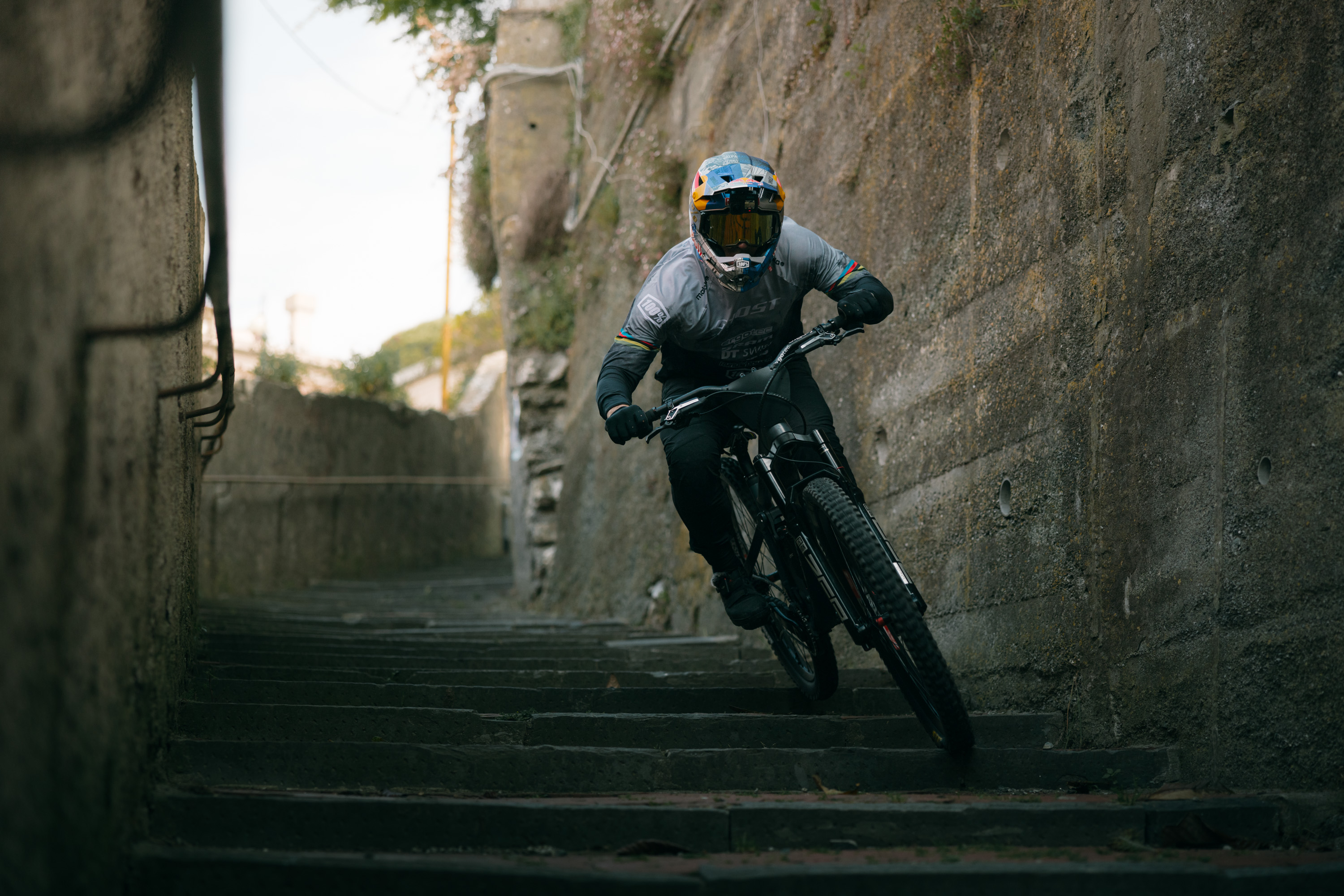 In bici a tutta velocità tra le creuze di Genova, torna l'urban downhill