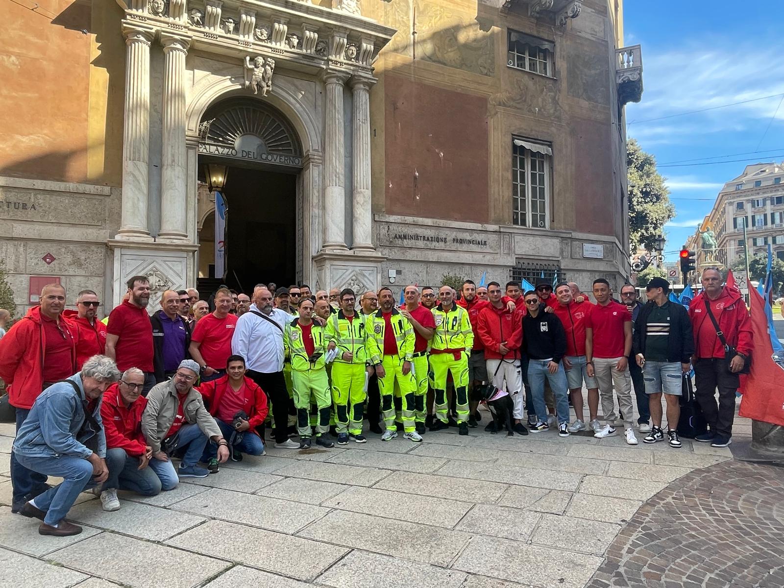 Genova, protesta dei pompieri 