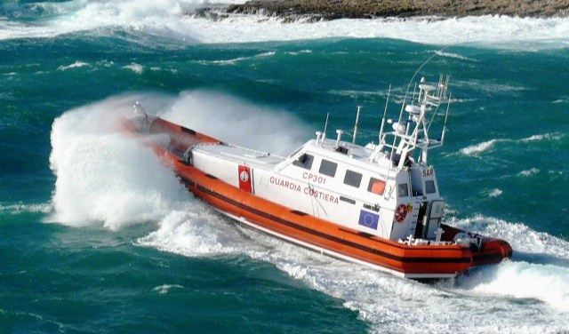 Genova, canoista sfida l'allerta vento: recuperato in mare