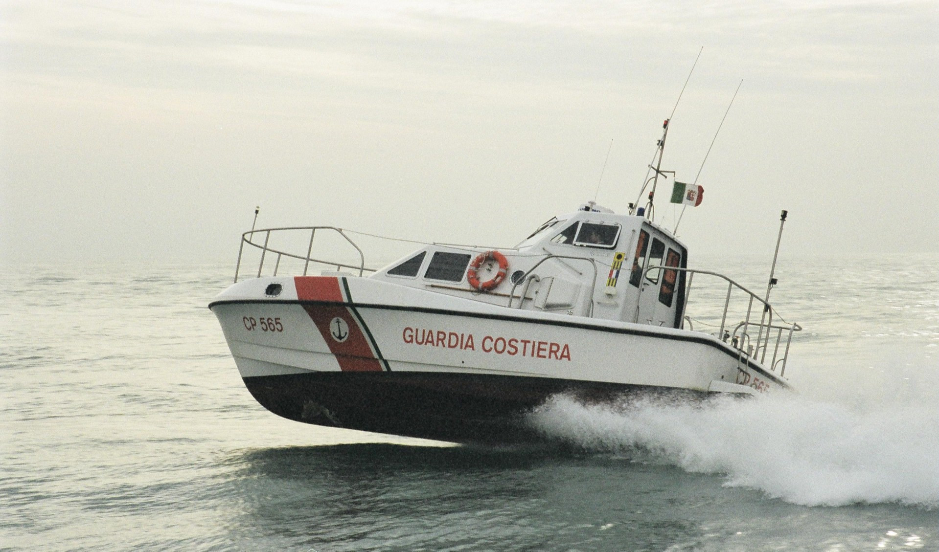 Cade dalla barca e resta 4 ore in mare, salvato da Guardia Costiera