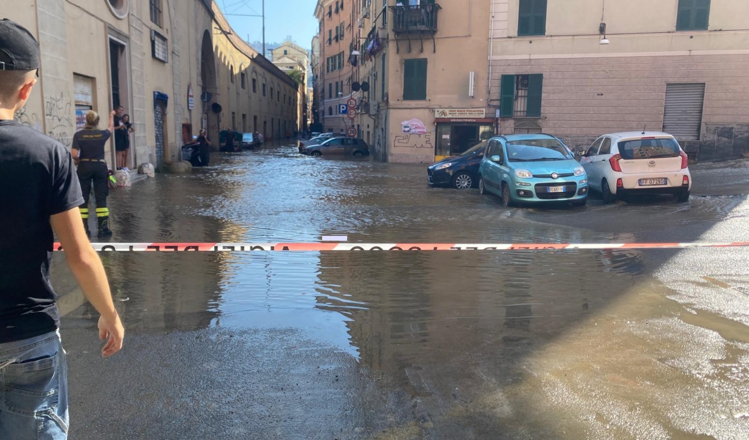 Genova, si rompe tubatura in piazza San Teodoro. Rubinetti a secco in centro