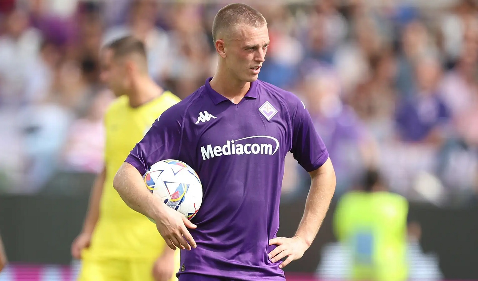 Un calciatore della Fiorentina col pallone in mano