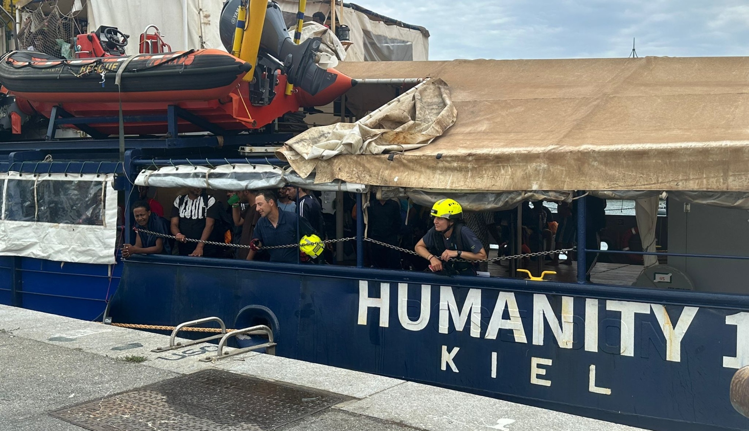 La Humanity 1 a Genova con 199 migranti, 60 resteranno in Liguria