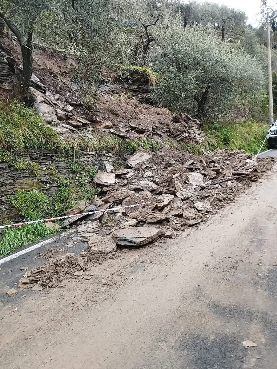 Frana a Cogorno, interrotta la strada per Santa Giulia