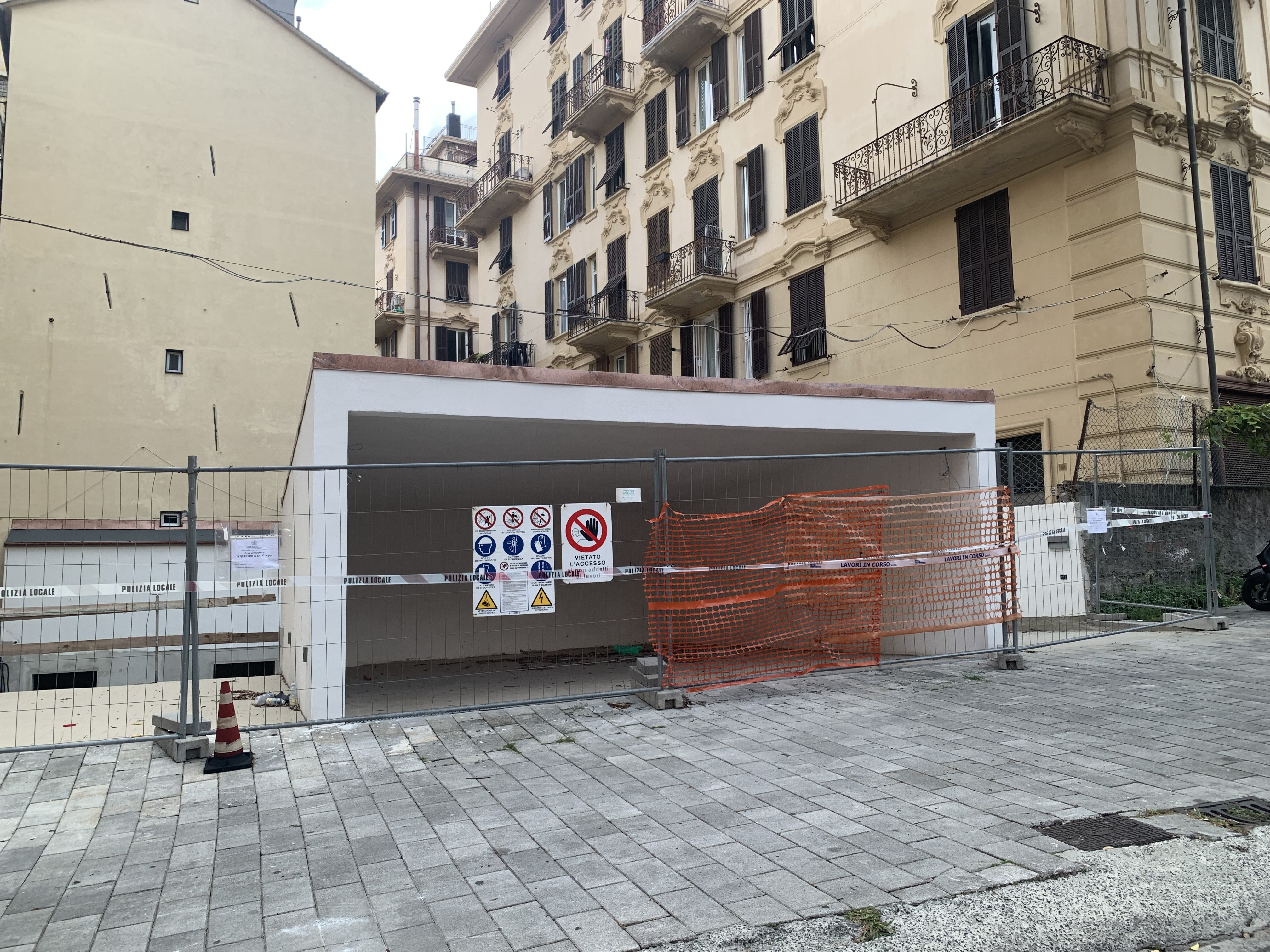 Abuso edilizio in via Galata: sospesi i lavori dei box, indagini in corso