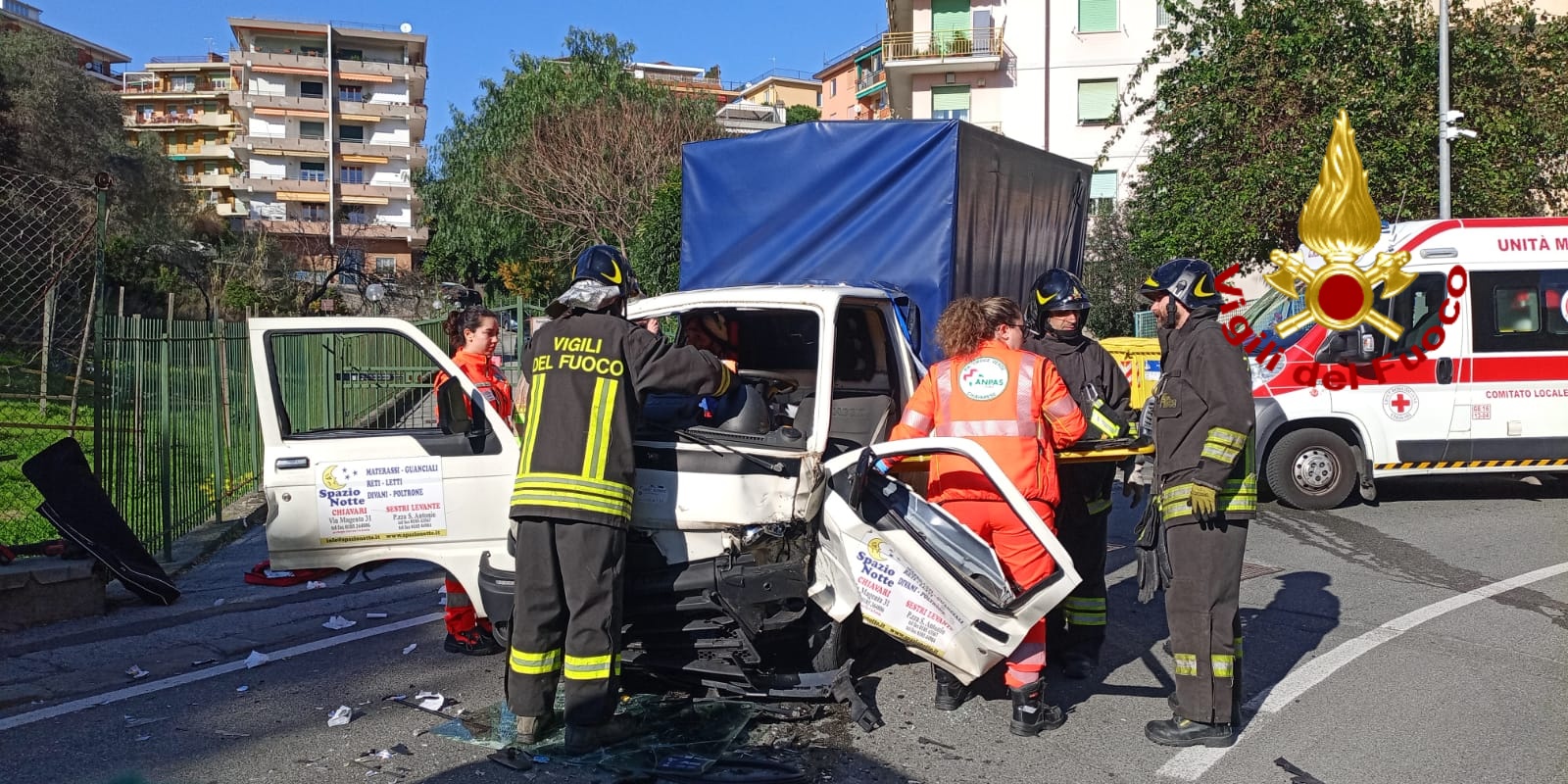 Schianto auto-furgone a Chiavari, 30enne intrappolato nelle lamiere