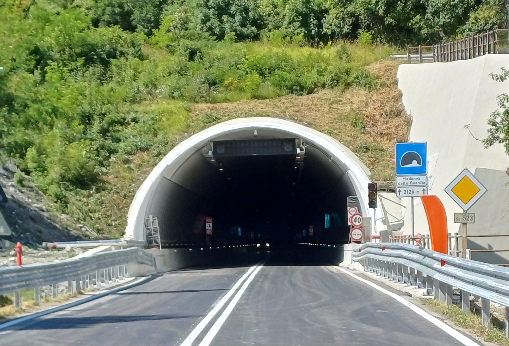 Lavori finiti, riapre il tunnel della Madonna della Guardia sul colle di Cento Croci