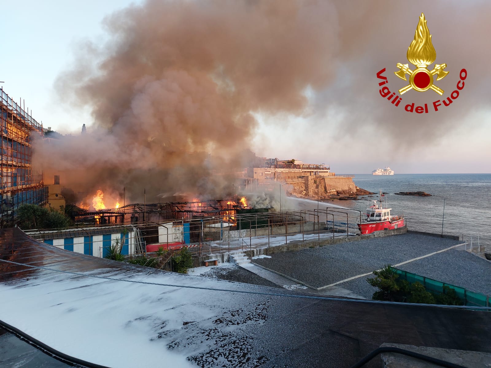 Incendio a Quarto, indaga la polizia scientifica. Le analisi di Arpal per il rischio amianto