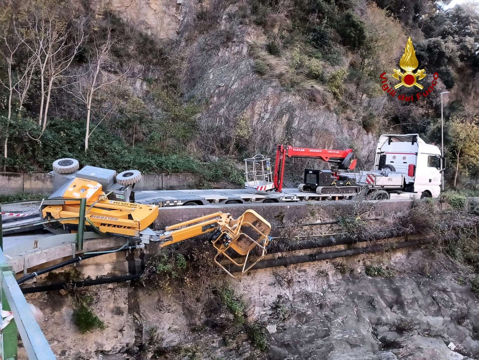 Paura a Fabbriche, mezzo di lavoro si ribalta e rimane in bilico sul ponte