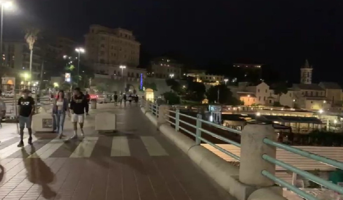 Incidente in corso Italia, ragazzo cade da un muro vicino alle discoteche