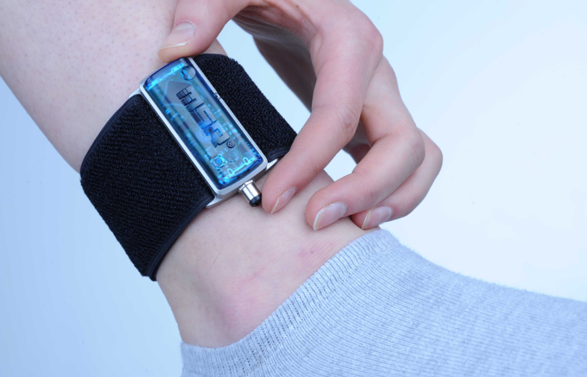 Ossa rotte e insulti alla moglie, braccialetto elettronico a un 44enne violento