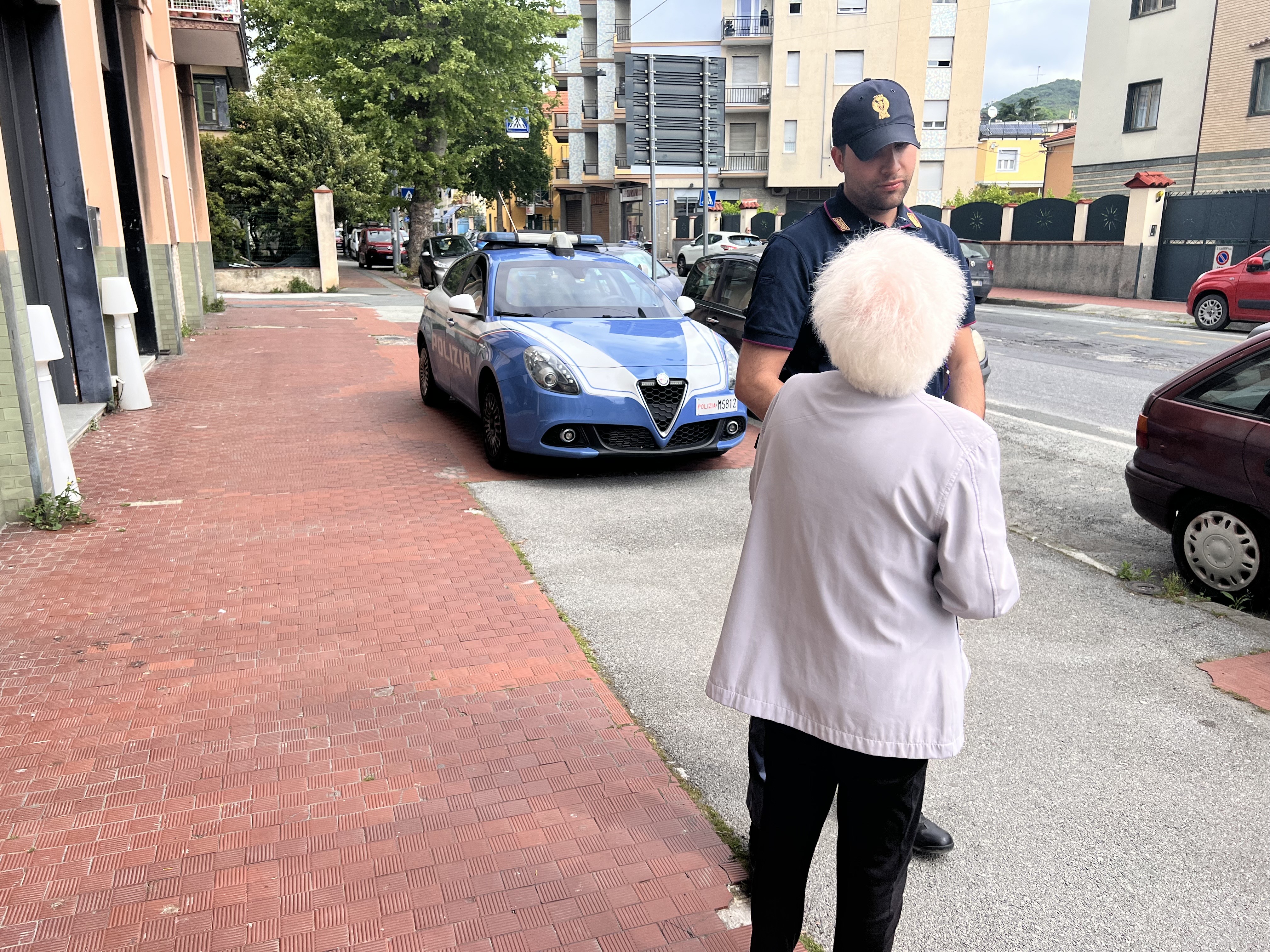 Tentano di truffare due anziani, fermati dai poliziotti