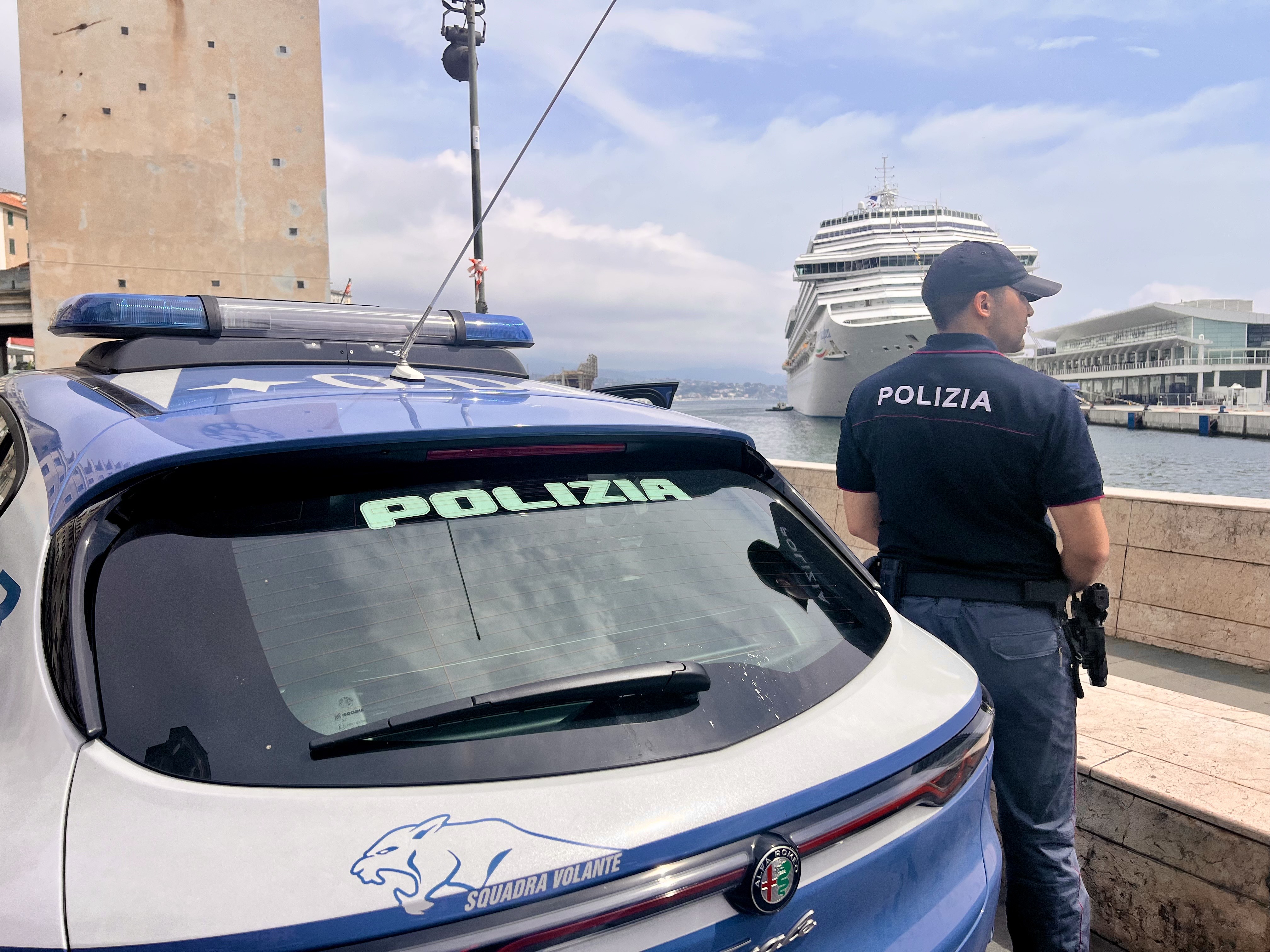Controlli della polizia a Savona, rimosse tende dalle spiagge