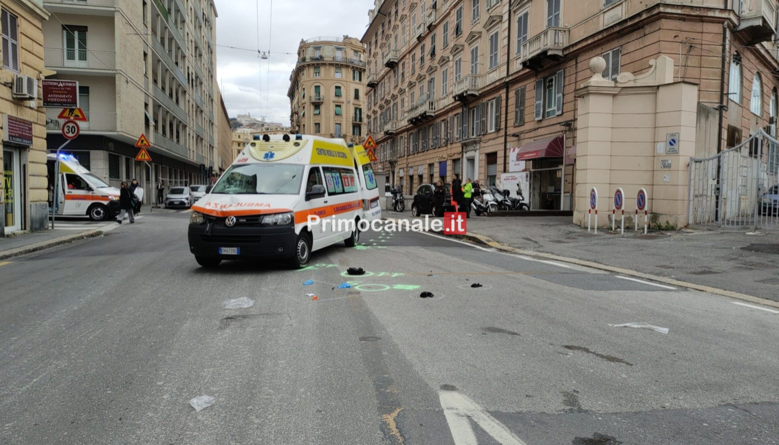 Ragazzo investito da ambulanza davanti a scuola a Genova: indagato l’autista