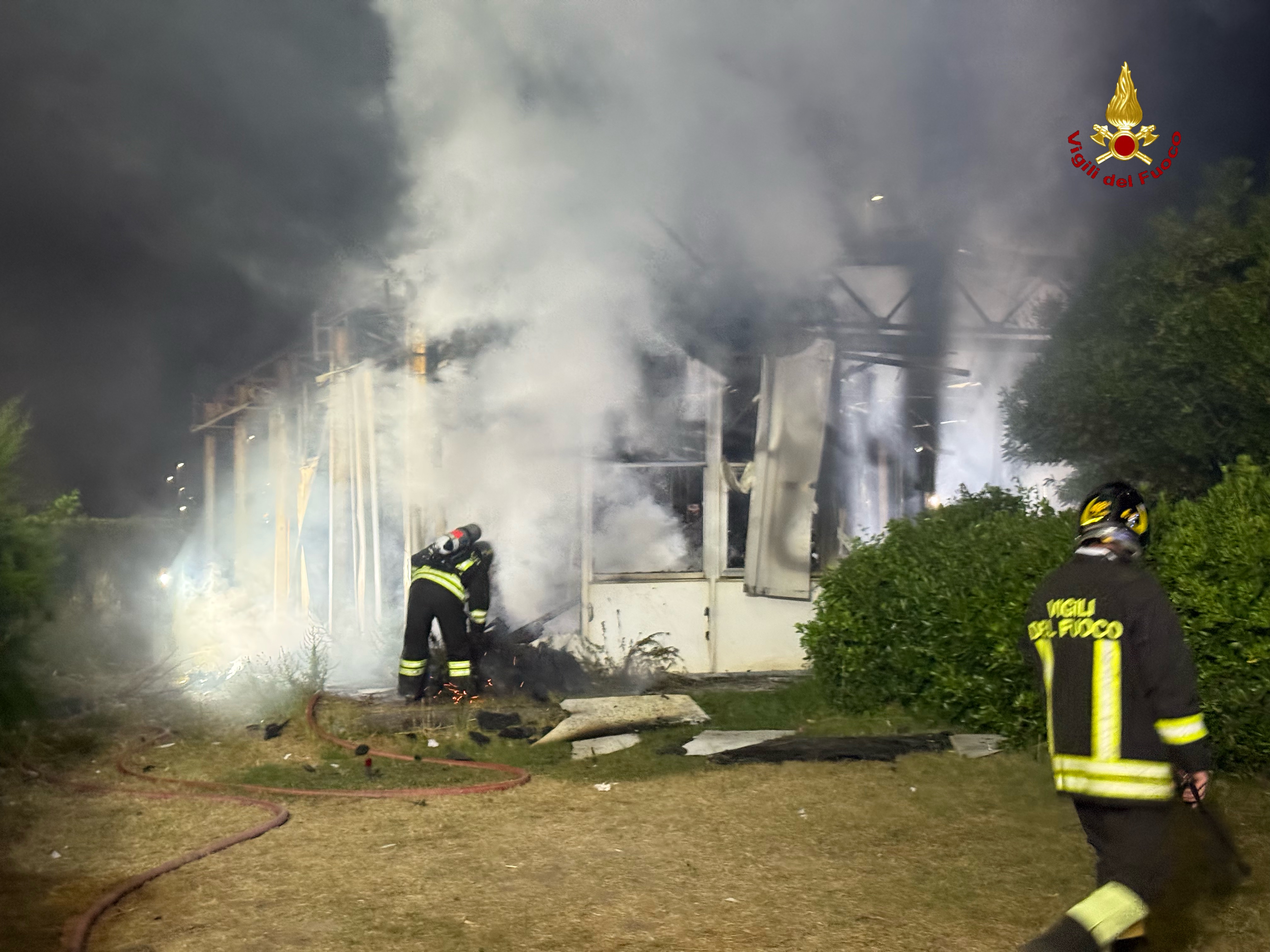 Incendio capannone a Marinella di Sarzana: struttura distrutta