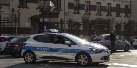 Bufera polizia locale, gli agenti indagati dalla strada alla scrivania. Il comandante in ferie