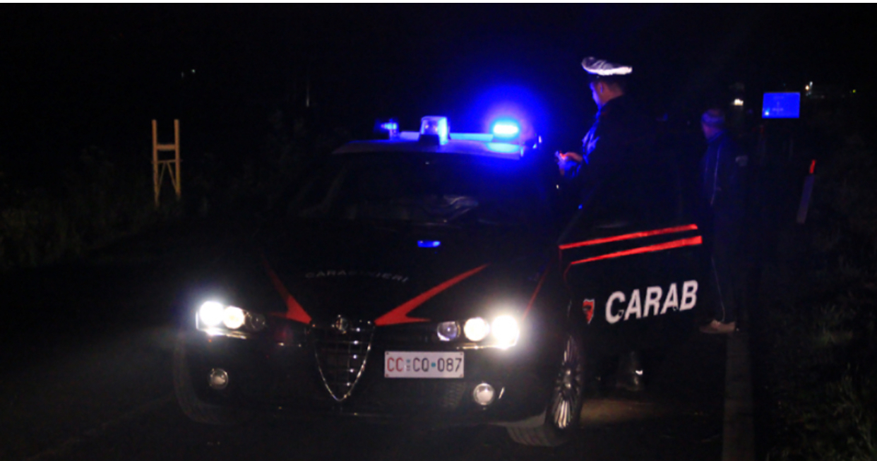 Nudo in strada, oppone resistenza ai carabinieri: 30enne arrestato