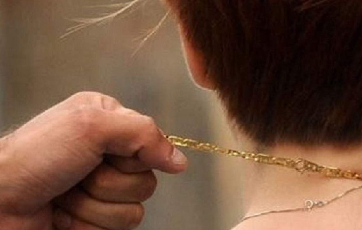 Furto su bus a Genova: strappa collanina, la vende e viene denunciato