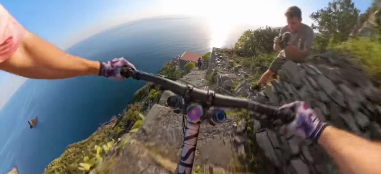 Biker assolto per la discesa folle a Monesteroli: nessun deturpamento della scalinata