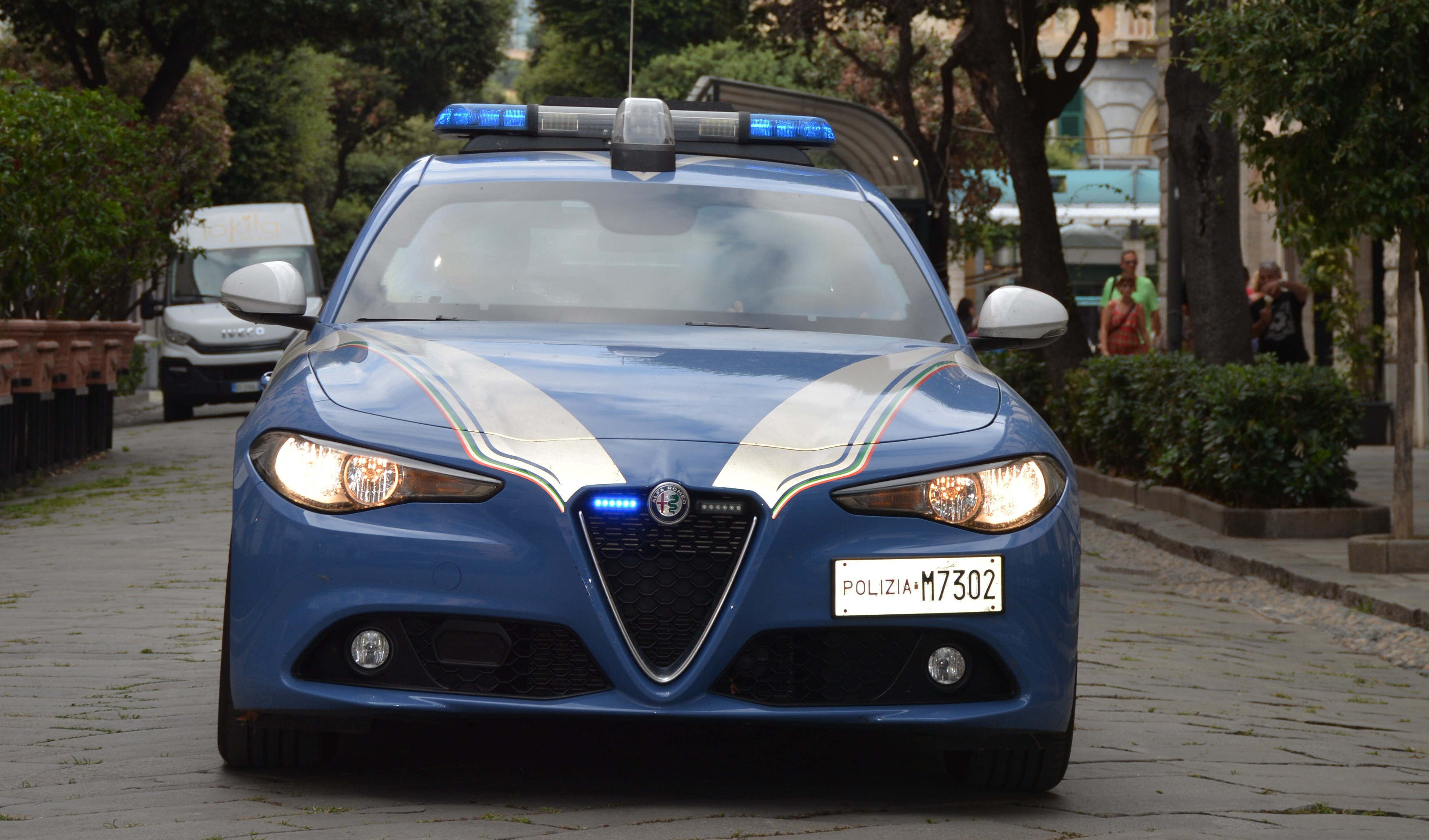 Savona, aggredisce poliziotti e danneggia auto di servizio: arrestato