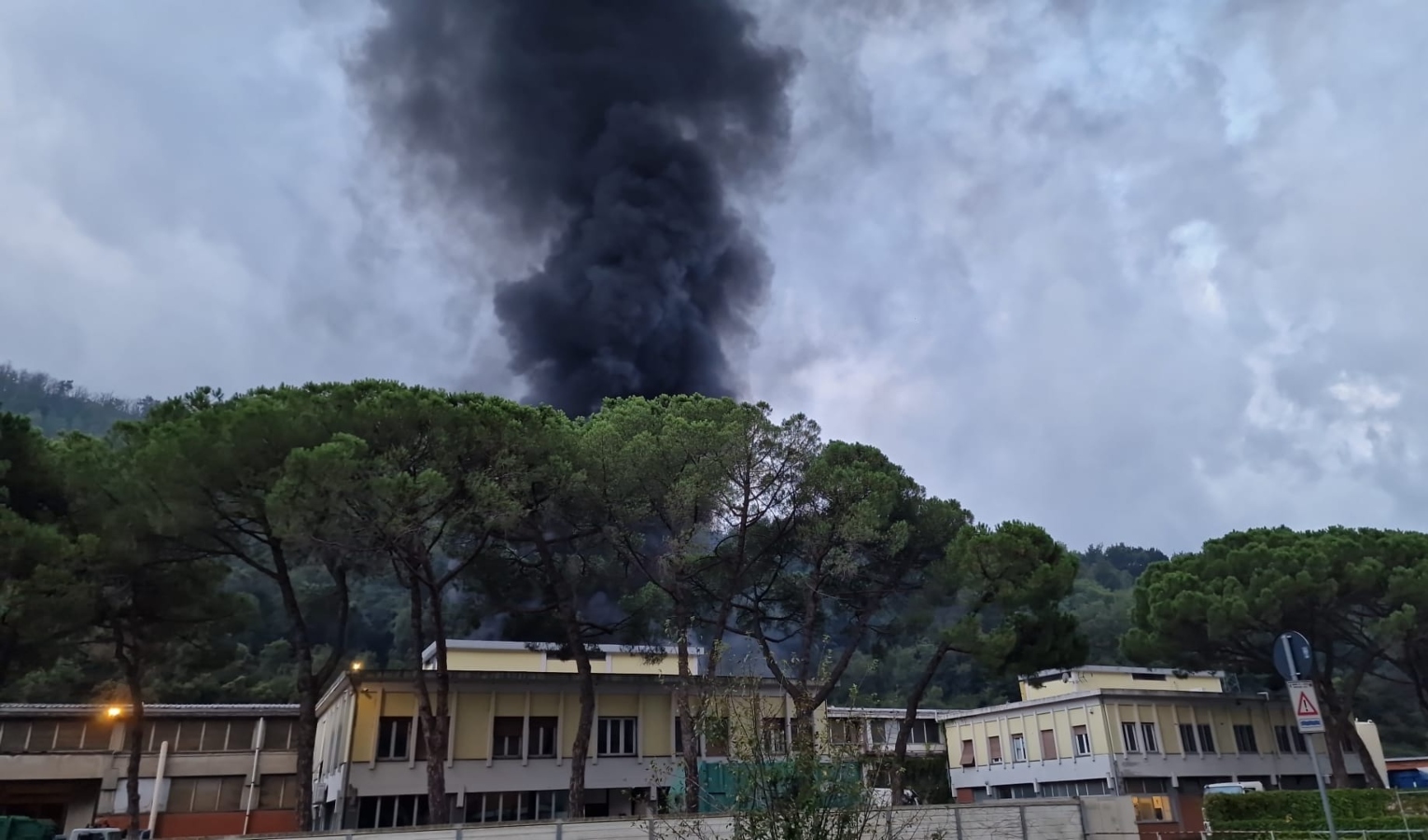 Albissola Marina, incendio sul tetto di una casa