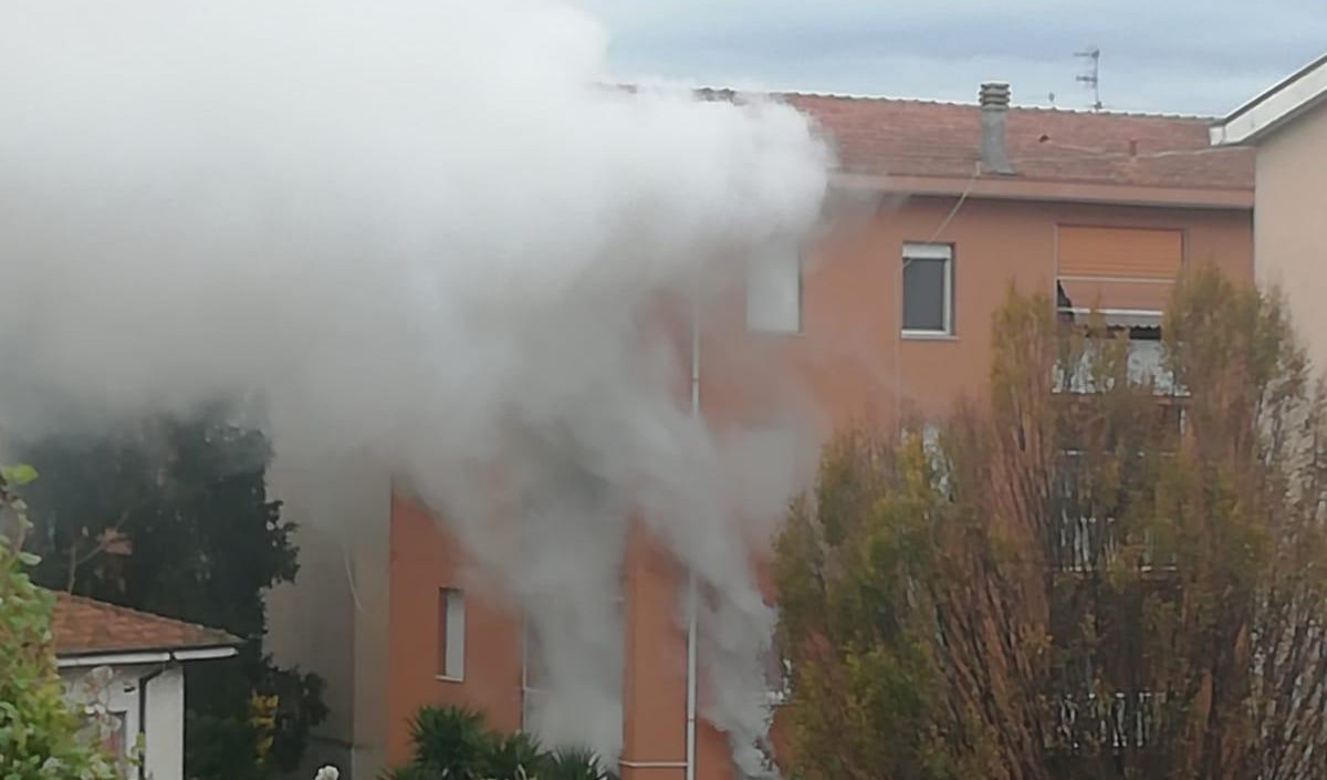 Incendio in un appartamento, evacuate quattro persone con l'autoscala