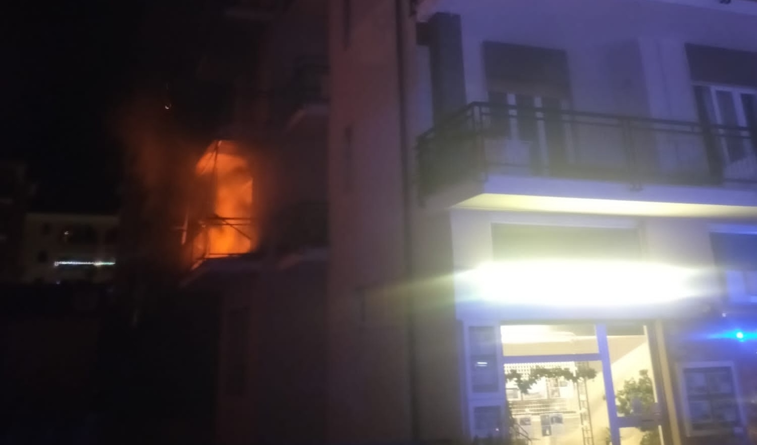 Incendio in abitazione, anziana salvata dal vicino: entrambi intossicati
