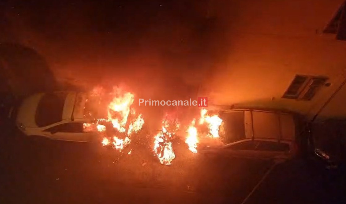 Genova, tre auto e un motorino a fuoco nella notte: incendio doloso