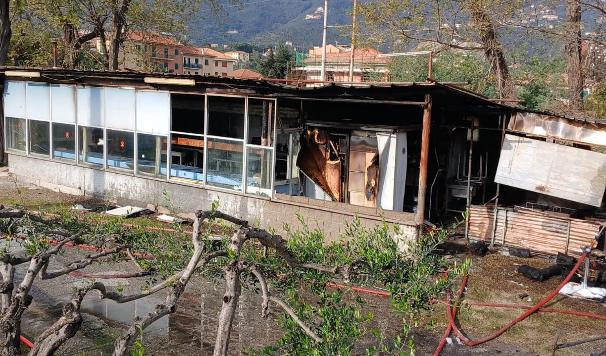 Grosso incendio a Sestri Levante, prende fuoco cucina di un campo sportivo