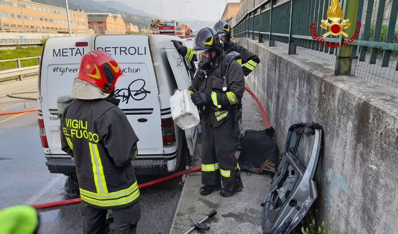 Genova, Prende Fuoco Un Furgone Abbandonato: I Pompieri Spengono L ...