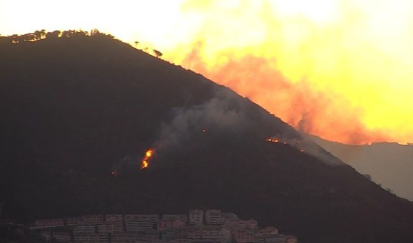 L'incendio sul monte Moro ripreso dalle telecamere di Terrazza Colombo