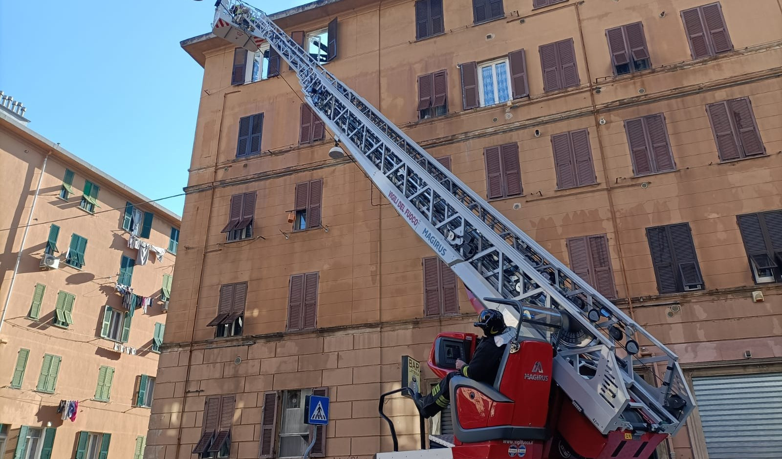 Incendio via Piacenza, la Protezione Civile con pasti caldi e coperte