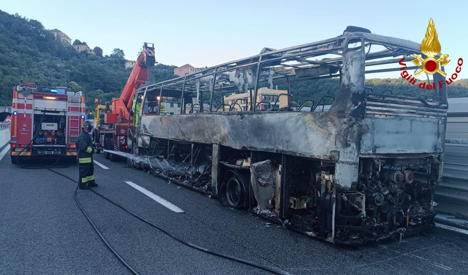 A12, pullman prende fuoco in galleria tra Genova Est e Nervi: caos traffico