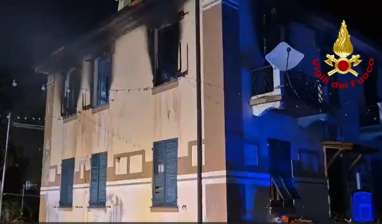 Scoppia un incendio in casa, abitazione distrutta: un intossicato