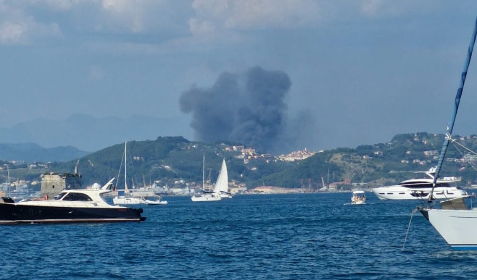 Incendio nello Spezzino, abitanti allontanati dalle case  