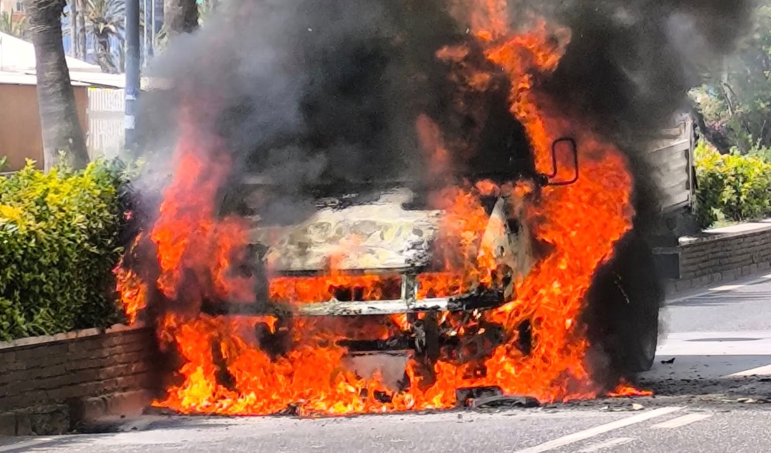 Camper distrutto dalle fiamme a Taggia, ipotesi atto doloso