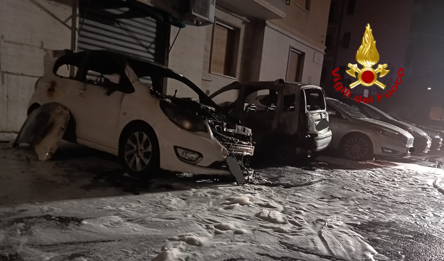 Incendio nella notte a Pra', in fiamme tre auto e una moto