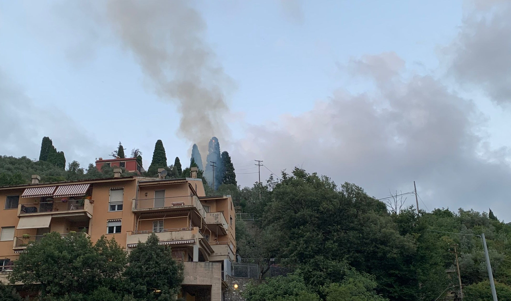 Bogliasco, incendio sopra Casa Samp: fiamme spente