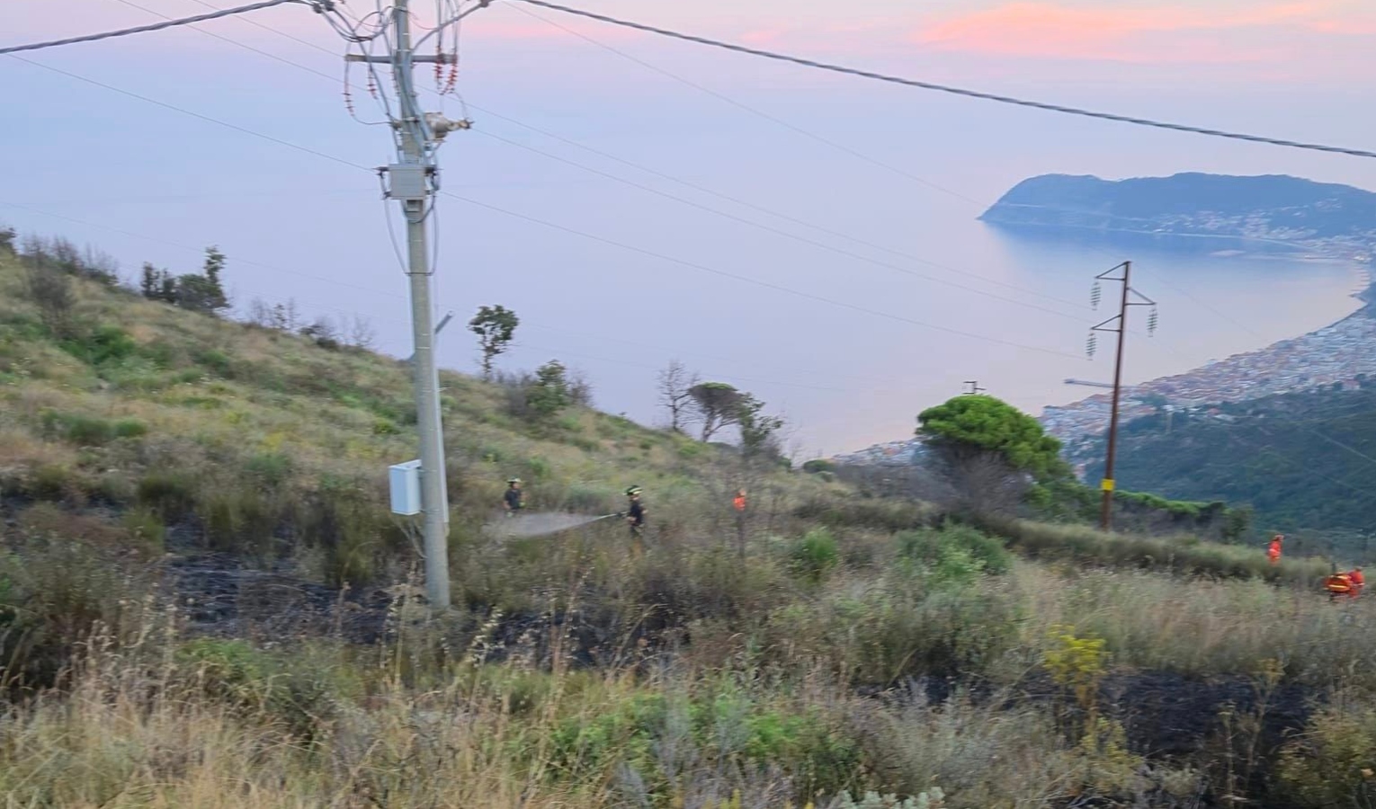 Alassio, pompieri e volontari al lavoro tutta la notte per incendio boschivo