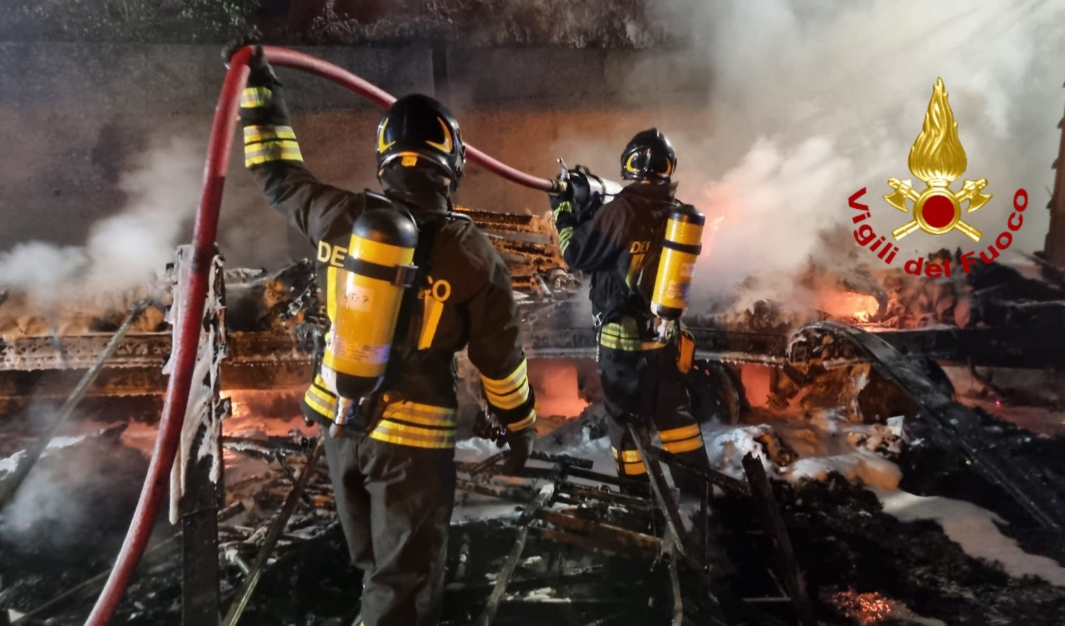 Tir prende fuoco in autostrada e brucia il bosco sopra Voltri