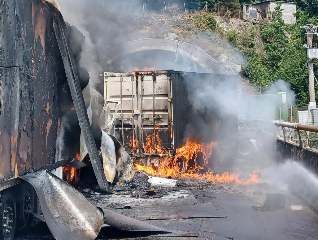 Resta grave il camionista ustionato dopo incidente in A26