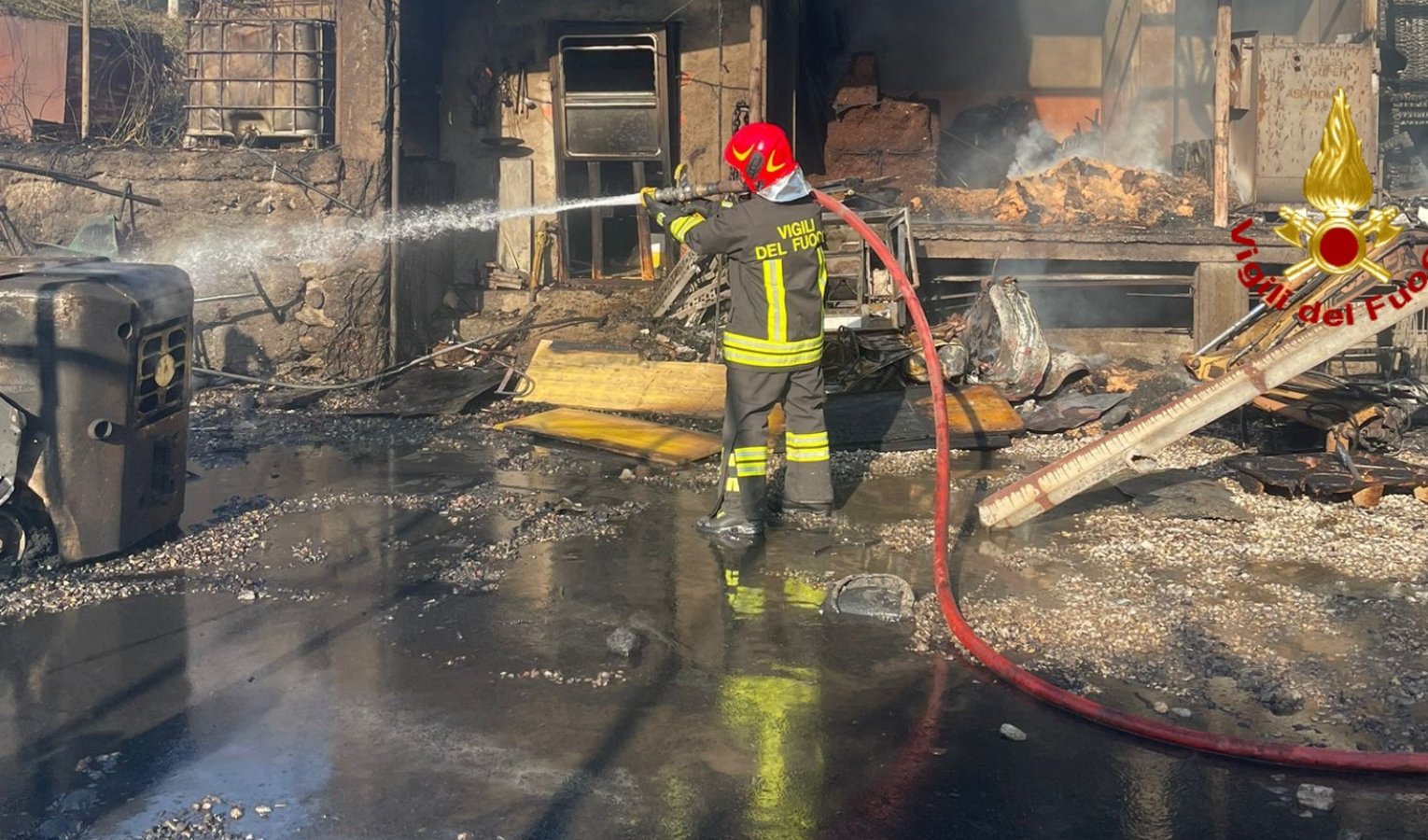 Rovegno, incendio in un capannone: all'interno bombole di gpl