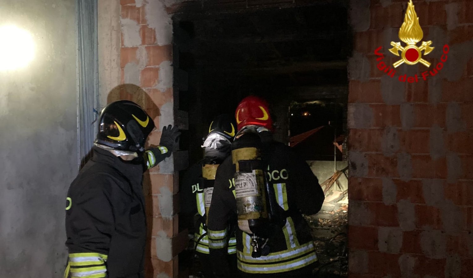 Casa prende fuoco a Borghetto San Nicolò, fiamme spente dopo oltre 2 ore