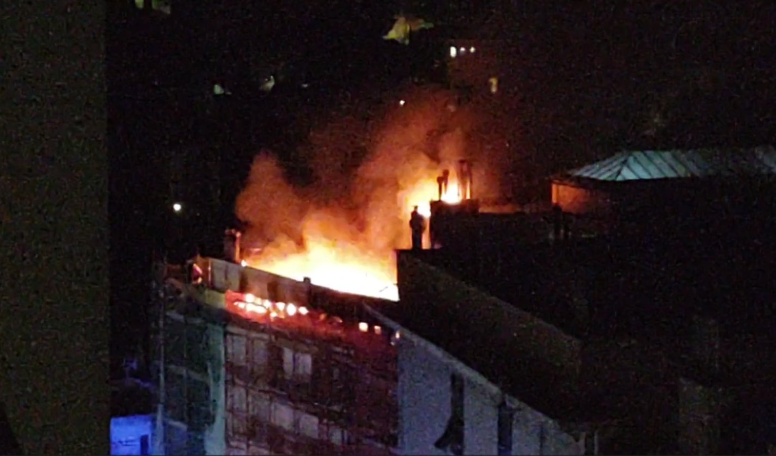 Genova, incendio in una palazzina a Cornigliano: fiamme nel tetto  