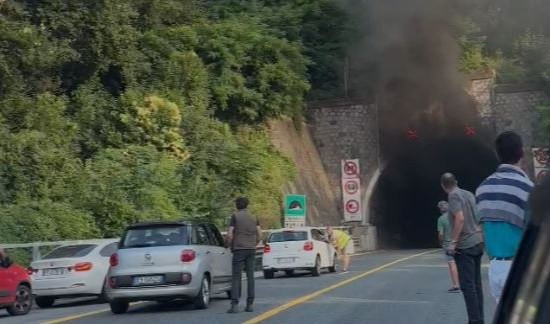 Auto in fiamme in galleria a Genova Ovest, autostrada in tilt per oltre un'ora