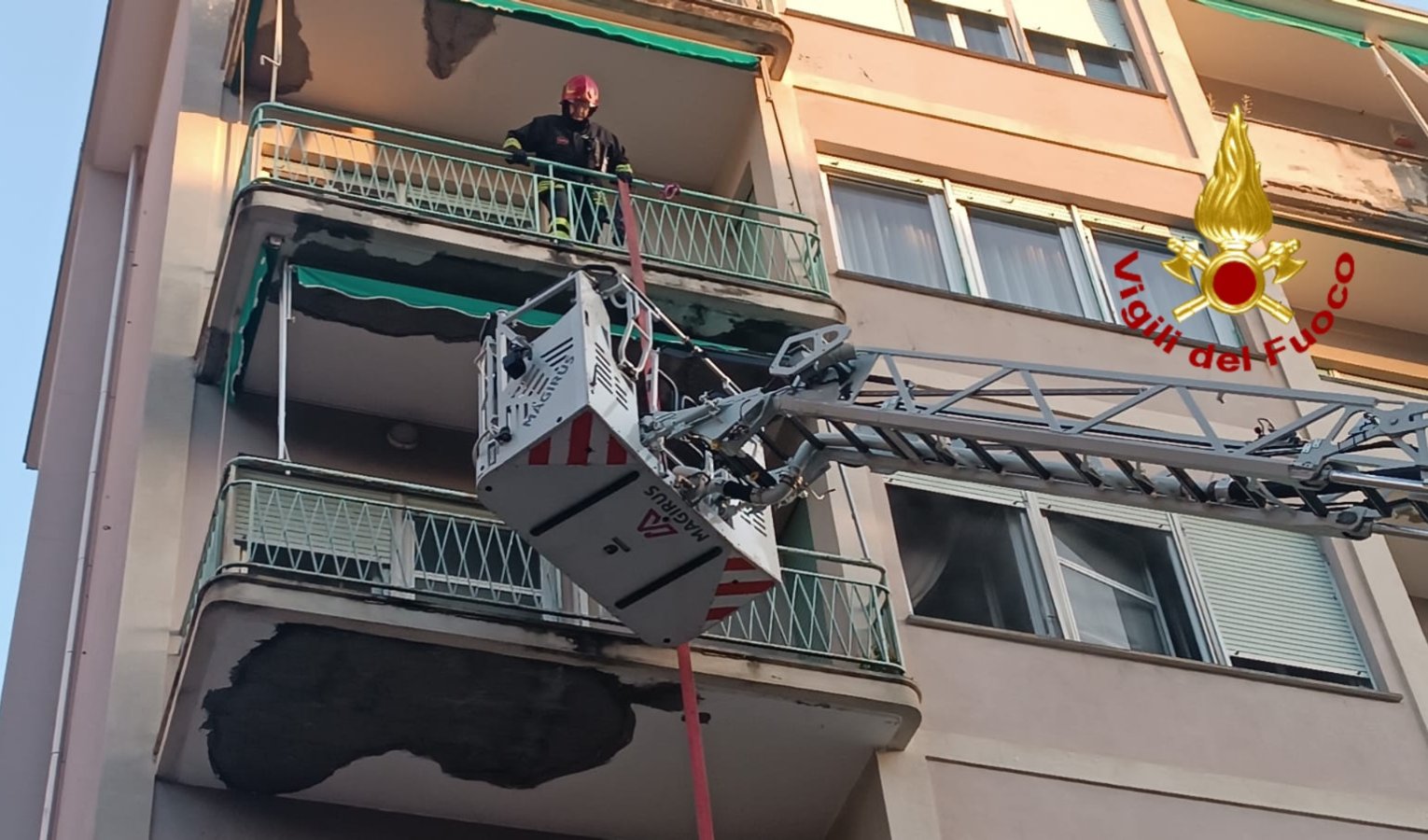 Autoscala dei pompieri in un palazzo